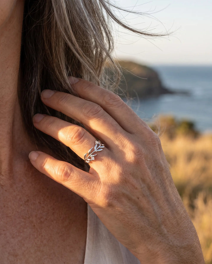Liora – Leaf Detail Ring